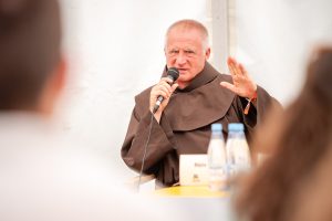 Böjte Csaba ferences rendi szerzetes Tusványoson az Aktív Székelyföld sátorban
